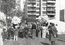 600152 Afbeelding van het uitdelen van balonnen tijdens het jaarlijkse feest van de bewoners van de experimentele flats ...